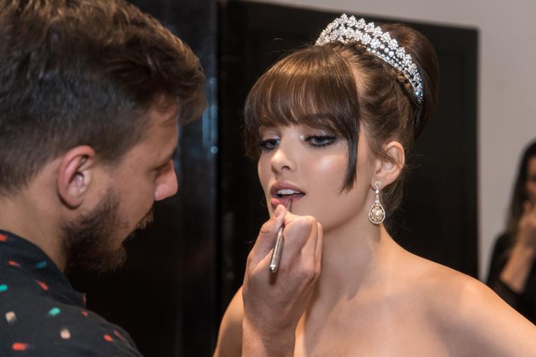 Giovanna Chaves participa de desfile de debutantes