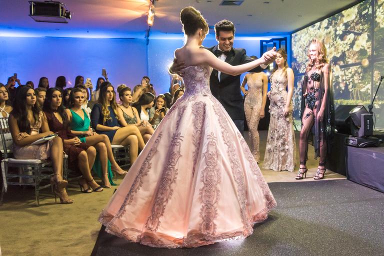 Giovanna Chaves participa de desfile de debutantes