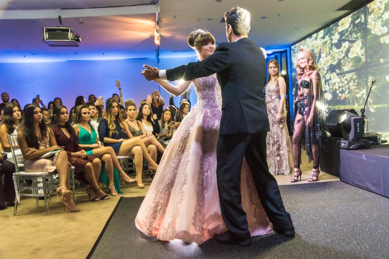 Giovanna Chaves participa de desfile de debutantes