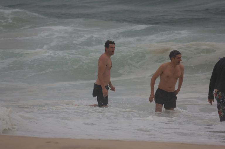 Asthon Kutcher na praia de ipanema