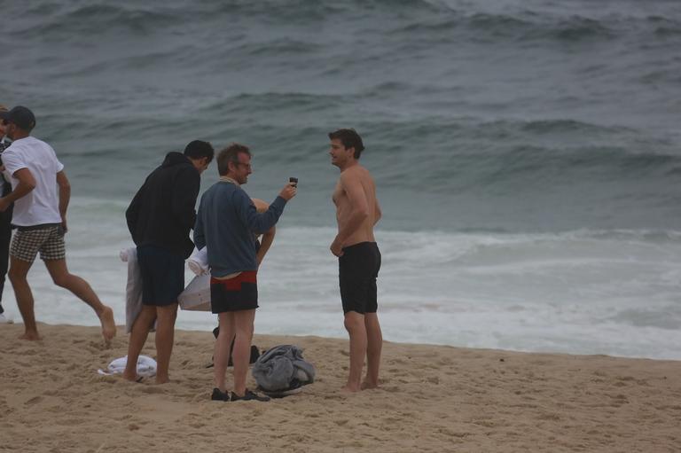 Asthon Kutcher na praia de ipanema