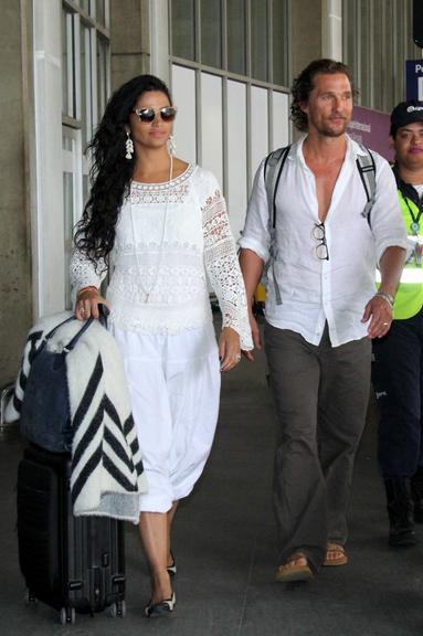 Matthew Mcconaughey chega ao Brasil com a esposa