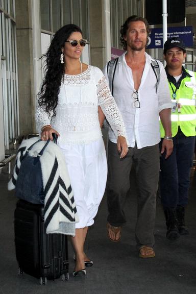 Matthew Mcconaughey chega ao Brasil com a esposa