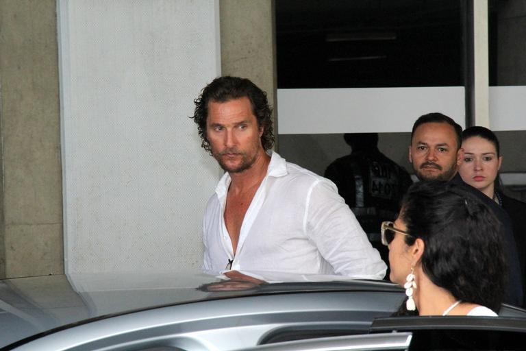 Matthew Mcconaughey chega ao Brasil com a esposa