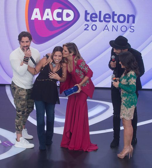 Grávida, Patricia Abravanel cai no palco do Teleton e tranquiliza fãs