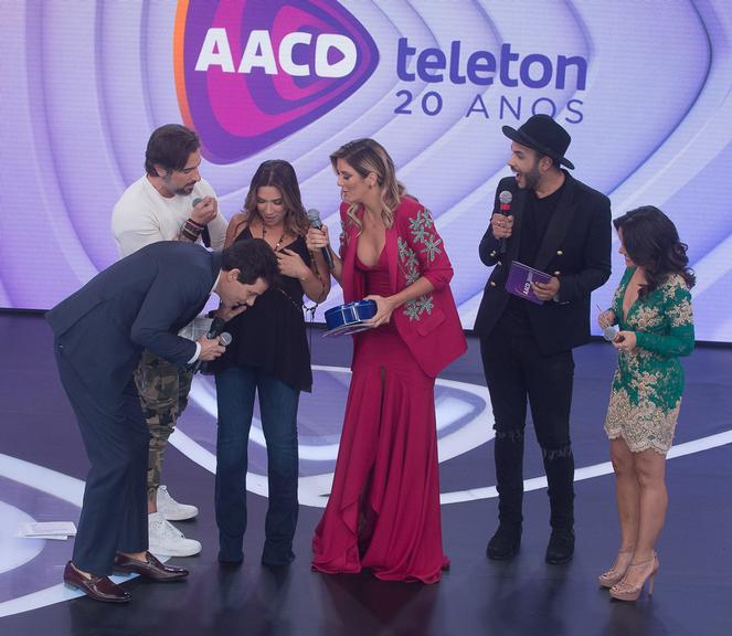 Grávida, Patricia Abravanel cai no palco do Teleton e tranquiliza fãs