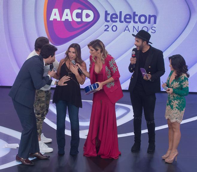 Grávida, Patricia Abravanel cai no palco do Teleton e tranquiliza fãs