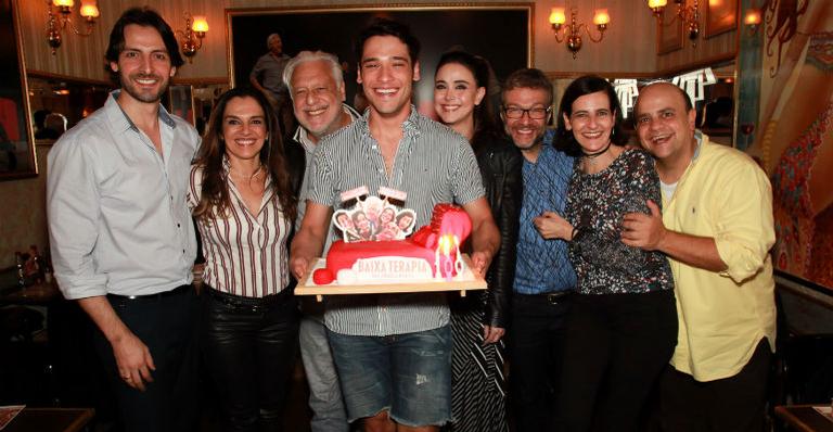 Com a família, Antônio Fagundes celebra o sucesso de 'Baixa Terapia'