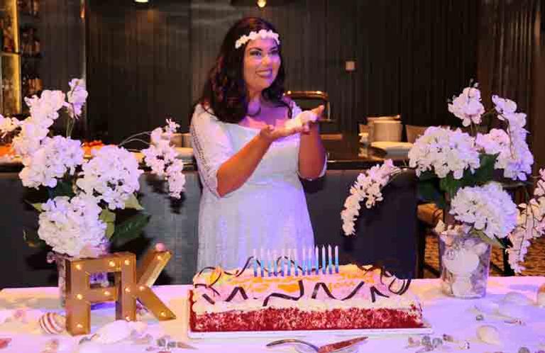 Fabiana Karla celebra seu aniversário de 42 anos