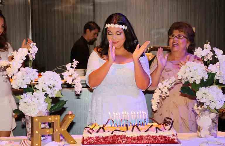 Fabiana Karla celebra seu aniversário de 42 anos