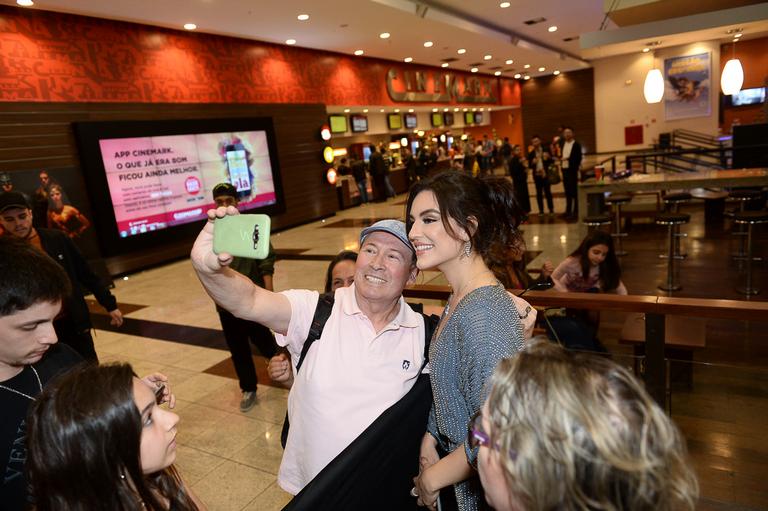 Cássio Gabus Mendes e Kéfera participam do lançamento do filme 'Gosto Se Discute'