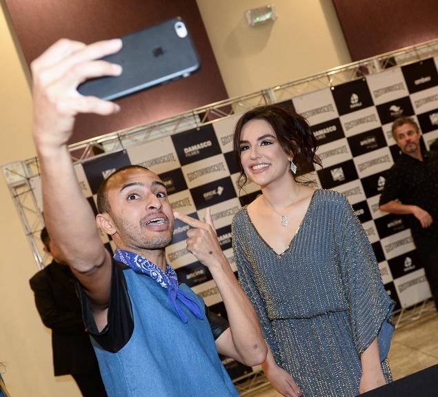 Cássio Gabus Mendes e Kéfera participam do lançamento do filme 'Gosto Se Discute'