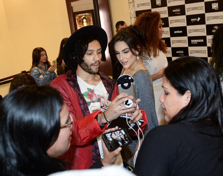 Cássio Gabus Mendes e Kéfera participam do lançamento do filme 'Gosto Se Discute'