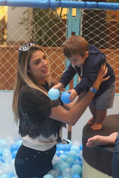 Fofura! Rafa Brites “mergulha” com o filho, Rocco, em piscina de bolinhas