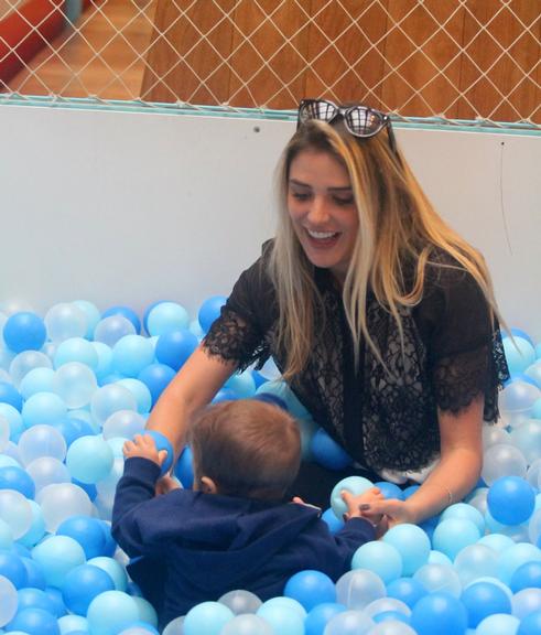 Fofura! Rafa Brites “mergulha” com o filho, Rocco, em piscina de bolinhas