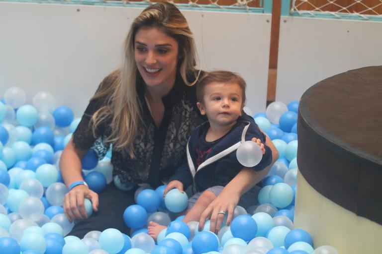 Fofura! Rafa Brites “mergulha” com o filho, Rocco, em piscina de bolinhas