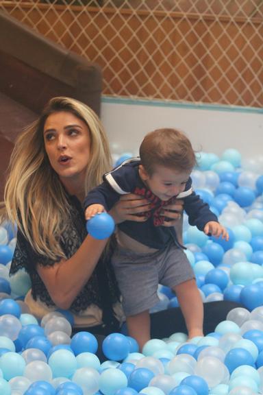 Fofura! Rafa Brites “mergulha” com o filho, Rocco, em piscina de bolinhas