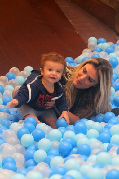 Fofura! Rafa Brites “mergulha” com o filho, Rocco, em piscina de bolinhas