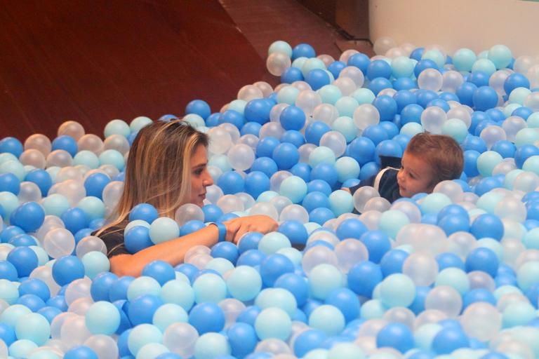 Fofura! Rafa Brites “mergulha” com o filho, Rocco, em piscina de bolinhas