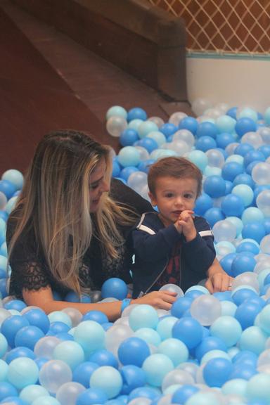 Fofura! Rafa Brites “mergulha” com o filho, Rocco, em piscina de bolinhas