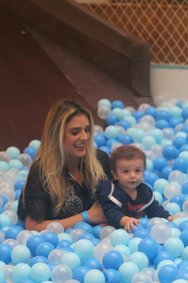 Fofura! Rafa Brites “mergulha” com o filho, Rocco, em piscina de bolinhas