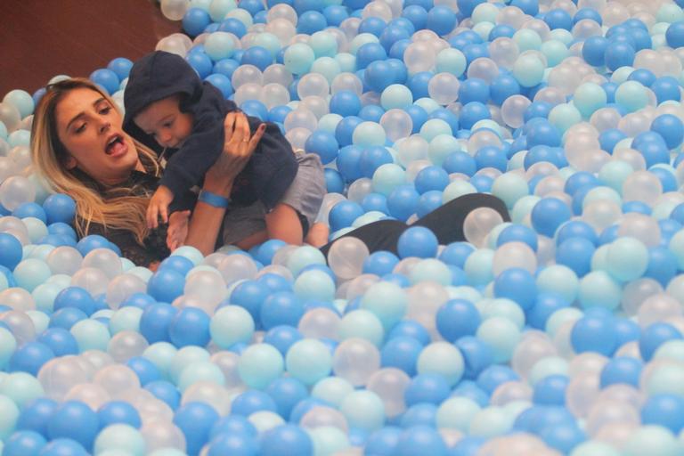 Fofura! Rafa Brites “mergulha” com o filho, Rocco, em piscina de bolinhas