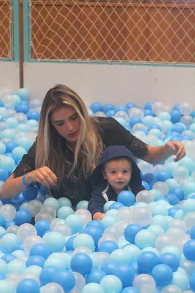 Fofura! Rafa Brites “mergulha” com o filho, Rocco, em piscina de bolinhas