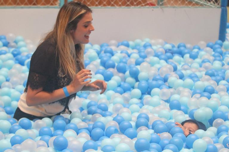 Fofura! Rafa Brites “mergulha” com o filho, Rocco, em piscina de bolinhas