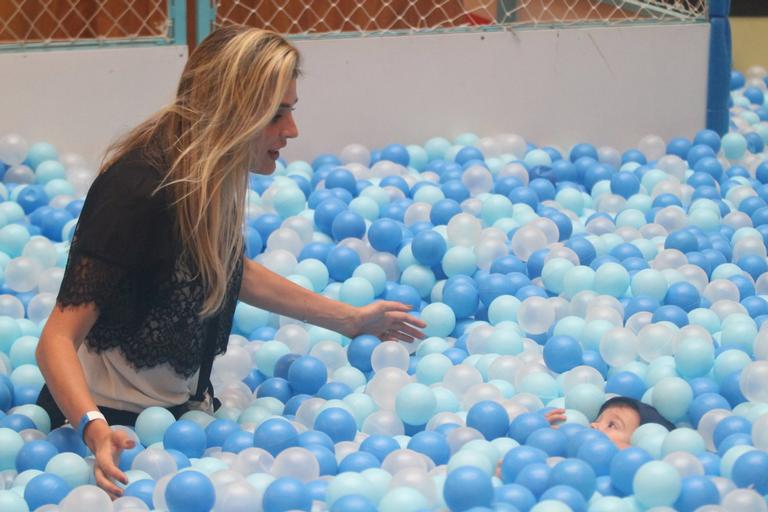 Fofura! Rafa Brites “mergulha” com o filho, Rocco, em piscina de bolinhas