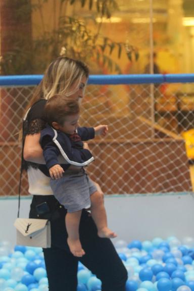 Fofura! Rafa Brites “mergulha” com o filho, Rocco, em piscina de bolinhas