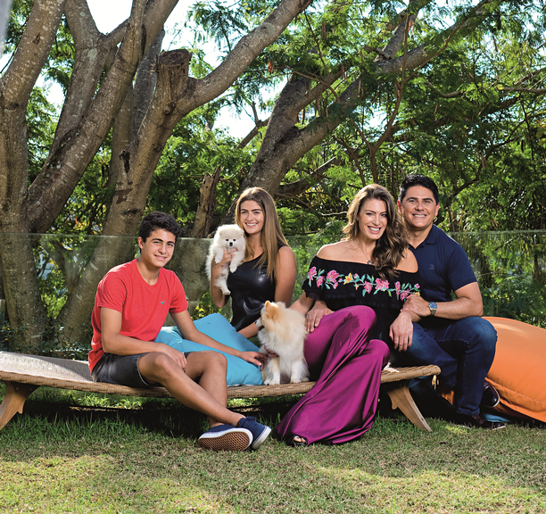 César Filho e Elaine Mickely com os filhos, Luma e Luigi