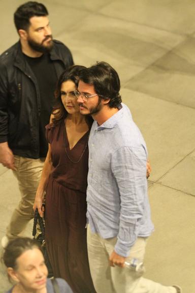 Fátima Bernardes passeia com Túlio Gadêlha em shopping no Rio