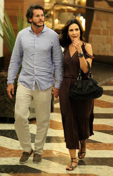 Fátima Bernardes passeia com Túlio Gadêlha em shopping no Rio