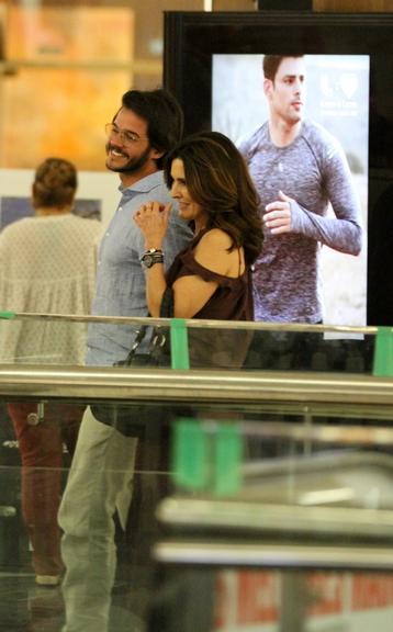 Fátima Bernardes passeia com Túlio Gadêlha em shopping no Rio