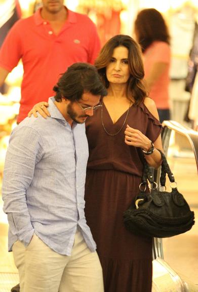 Fátima Bernardes passeia com Túlio Gadêlha em shopping no Rio