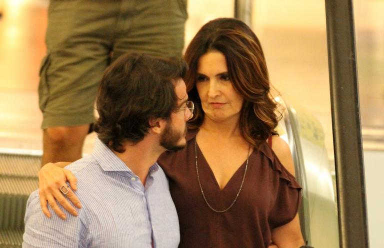 Fátima Bernardes passeia com Túlio Gadêlha em shopping no Rio