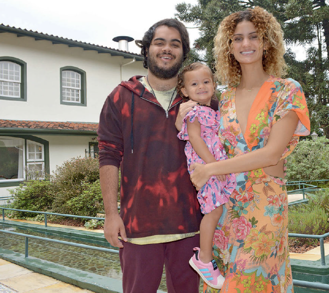 Francisco e Laura fazem atividades lúdicas na Semana das Famílias, no Kurotel, RS