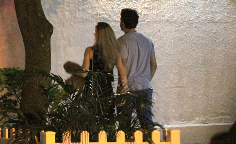 Thiago Rodrigues é flagrado aos beijos com loira no Rio