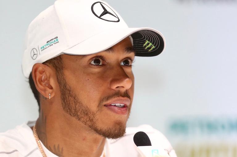 Lewis Hamilton participa de coletiva ao lado de Viviane Senna