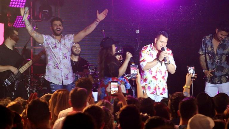 Marrone, da dupla com Bruno, celebra seus 52 anos com festão