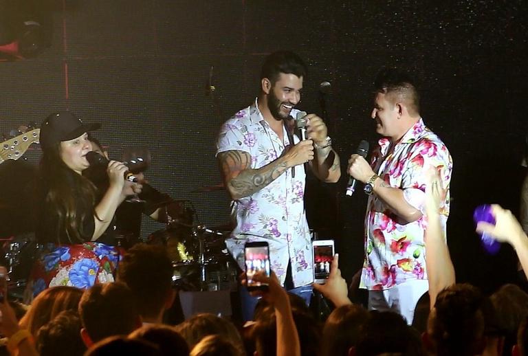 Marrone, da dupla com Bruno, celebra seus 52 anos com festão