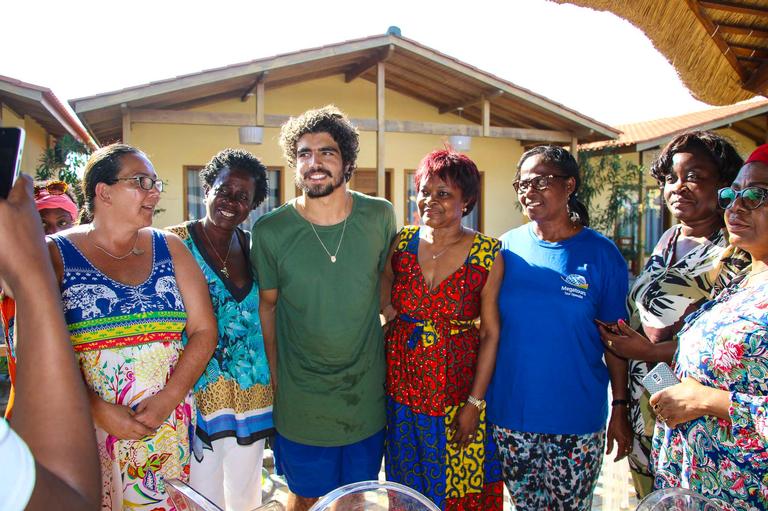 Caio Castro participa de ação do bem na África