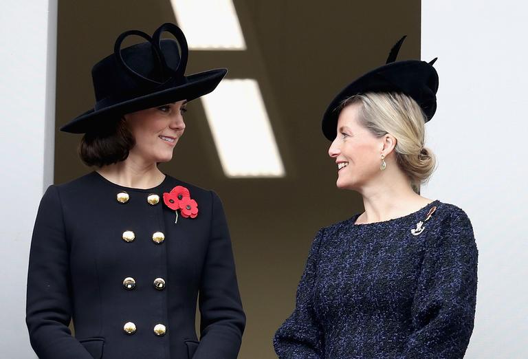 Kate Middleton adota corte chanel “fake” 