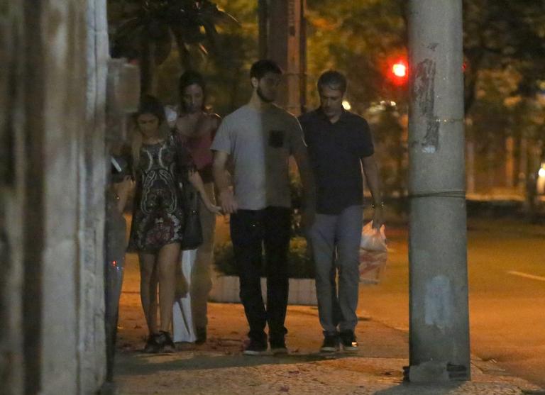 William Bonner curte passeio com Natasha Dantas, Vinicius e a nora no Rio