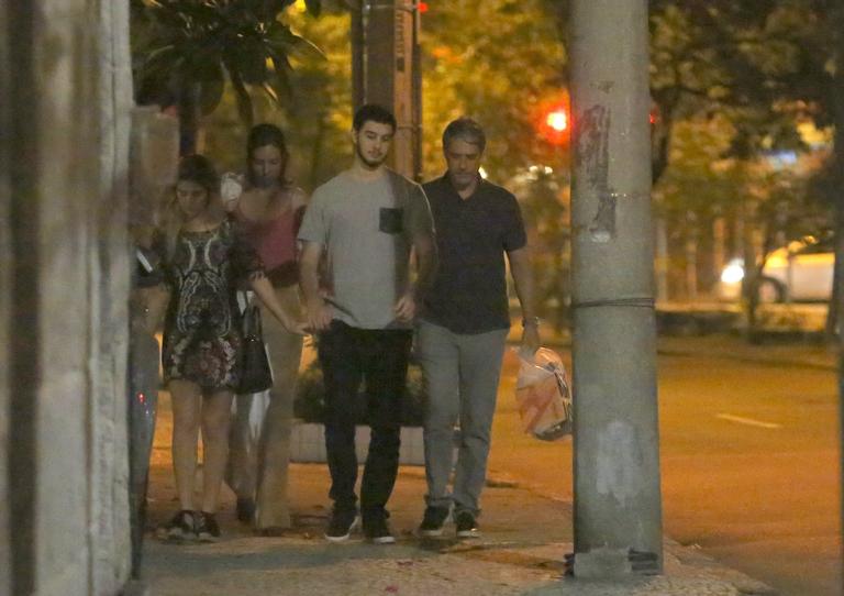 William Bonner curte passeio com Natasha Dantas, Vinicius e a nora no Rio