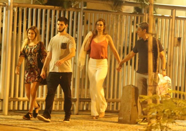 William Bonner curte passeio com Natasha Dantas, Vinicius e a nora no Rio