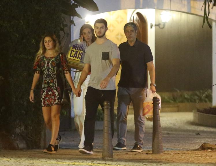 William Bonner curte passeio com Natasha Dantas, Vinicius e a nora no Rio