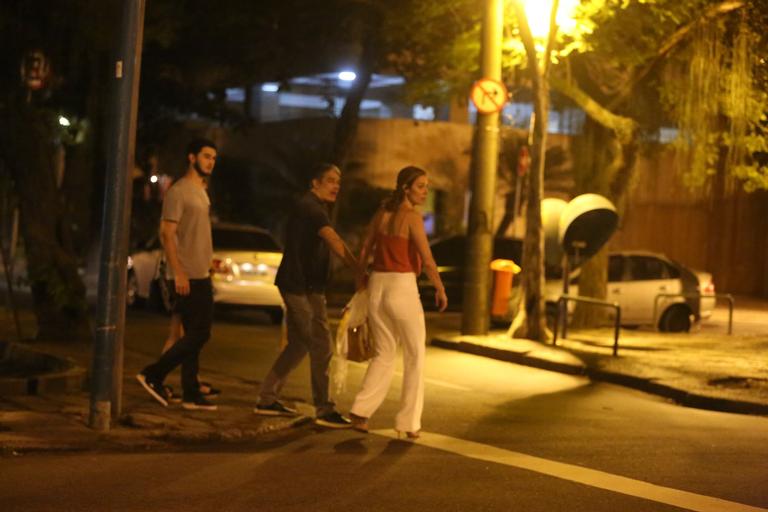 William Bonner troca carinhos com a namorada, Natasha Dantas, durante passeio noturno