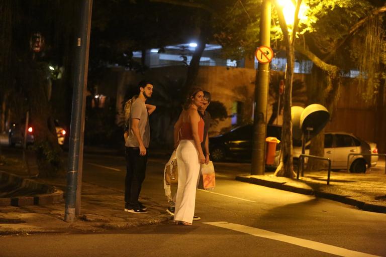 William Bonner troca carinhos com a namorada, Natasha Dantas, durante passeio noturno