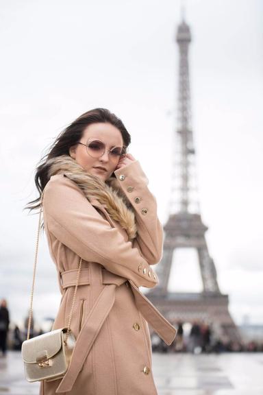 Larissa Manoela fotografa para sua linha de bolsas em Paris